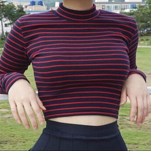 Cropped turtle neck shirt with black/red stripes